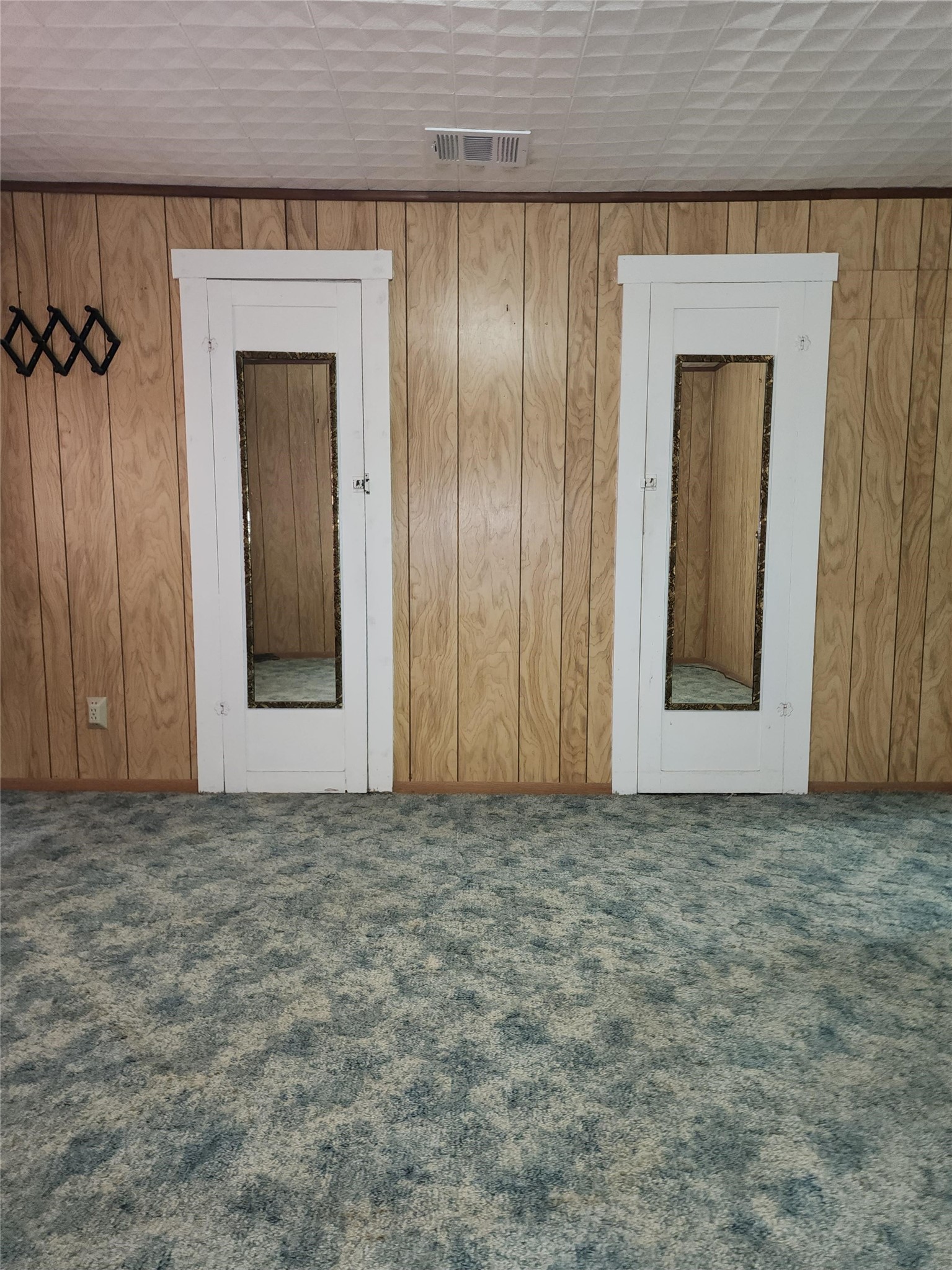 612 Black Street Schulenburg, TX 78956 - Photo 8 of 16 a view of room with front door