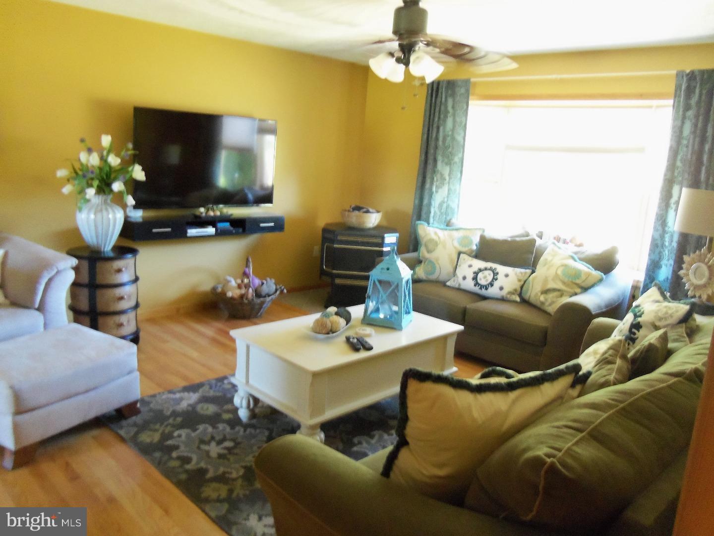 1274 Keller Road Wind Gap, PA 18091 - Photo 4 of 23 Living Room