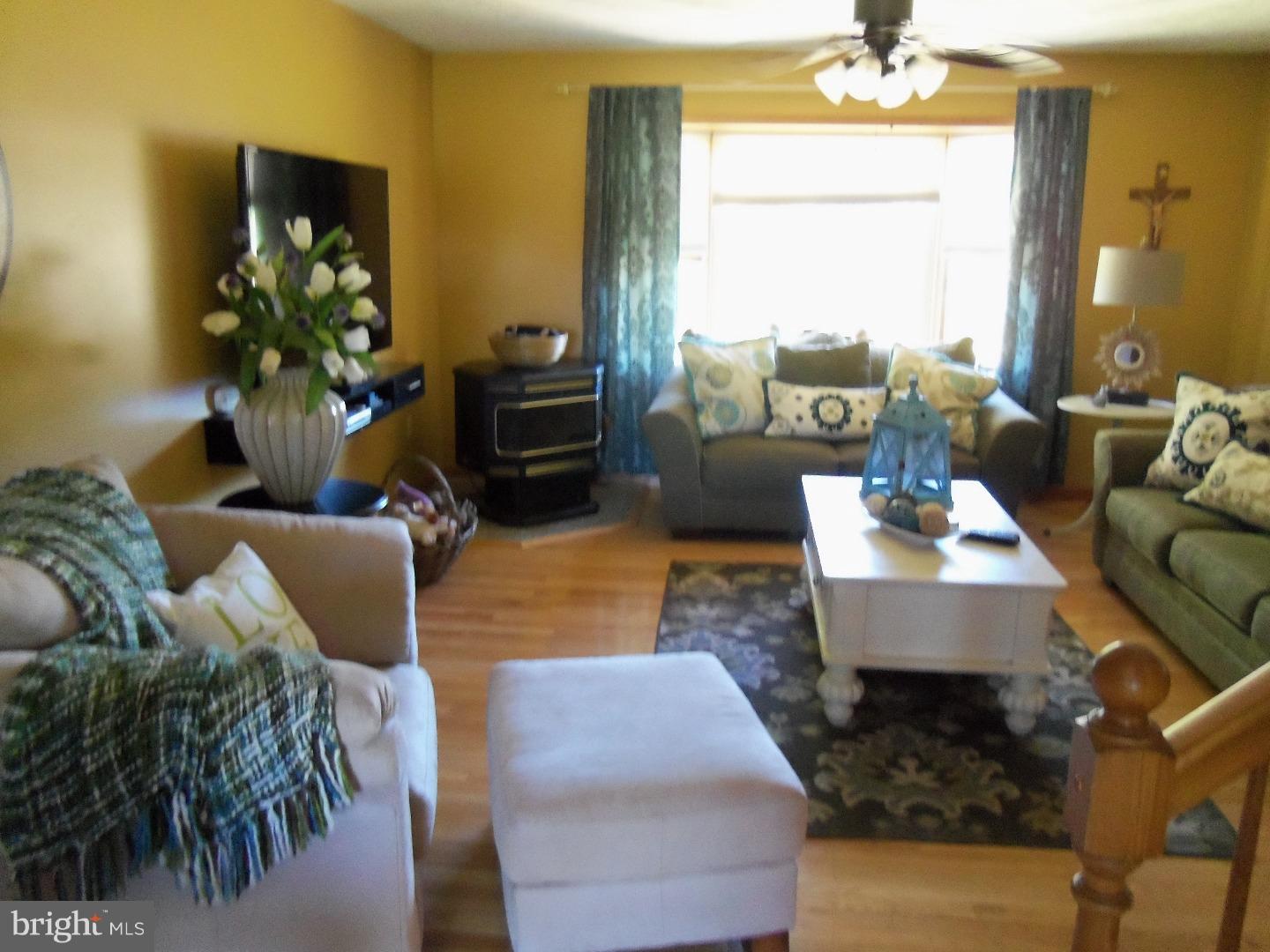 1274 Keller Road Wind Gap, PA 18091 - Photo 5 of 23 Living Room