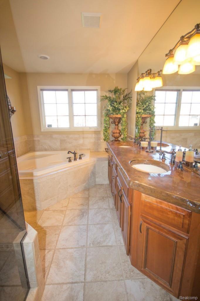 22542 Brantingham Road Macomb, MI 48044 - Photo 20 of 36 Mstr Bath 1.jpg