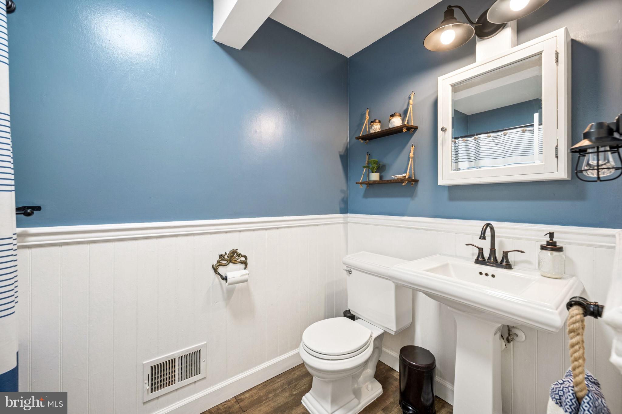 139 Magothy Beach Road Pasadena, MD 21122 - Photo 22 of 42 Hall bathroom