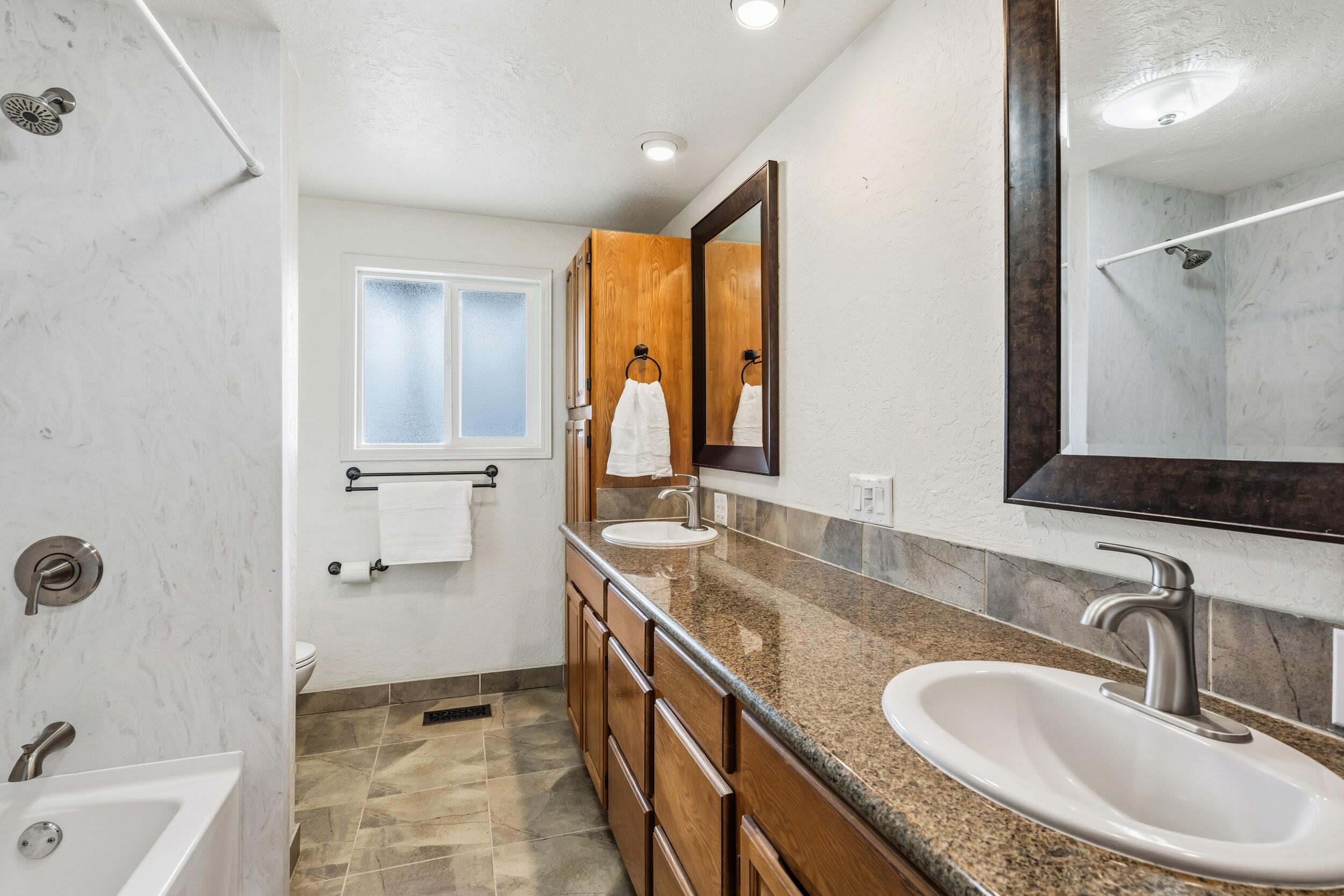348 Ridgewood Drive Jacksonville, OR 97530 - Photo 24 of 55 Bathroom