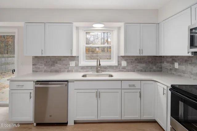 $479,999 | 4 Woodshire Court, Malta, NY 12019