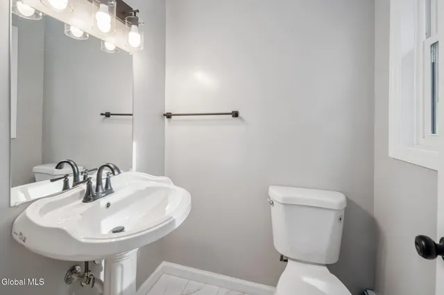 $479,999 | 4 Woodshire Court, Malta, NY 12019