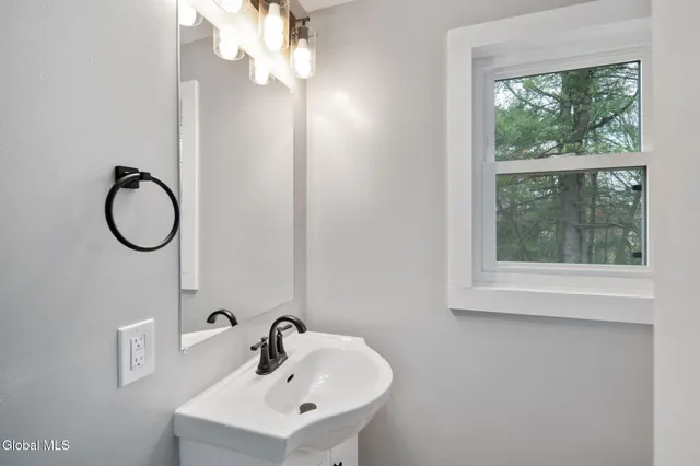 $479,999 | 4 Woodshire Court, Malta, NY 12019