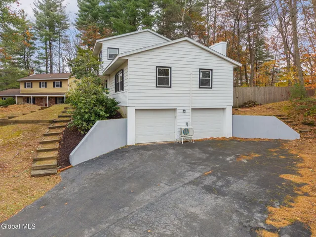 $479,999 | 4 Woodshire Court, Malta, NY 12019