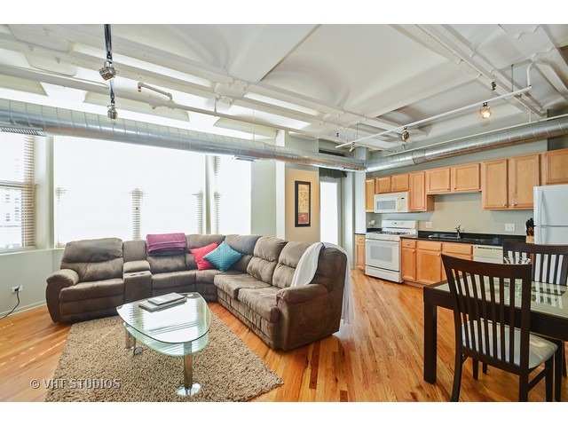 500 South Clinton Street, Unit 603 Chicago, IL 60607 - Photo 5 of 10 a living room with furniture and a large window