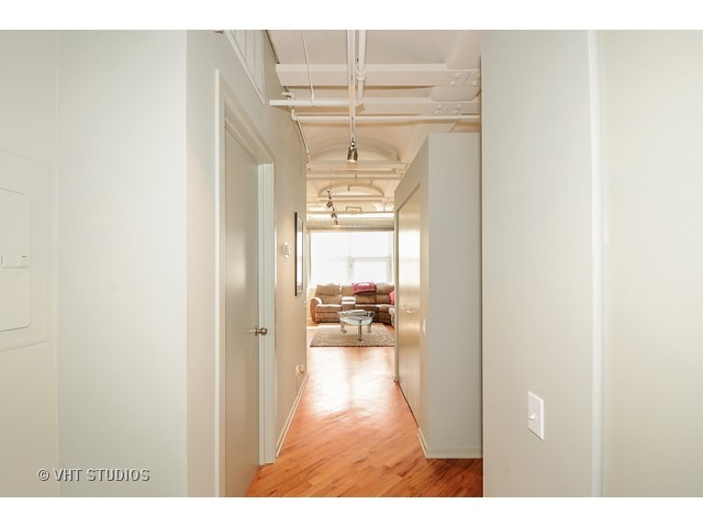 500 South Clinton Street, Unit 603 Chicago, IL 60607 - Photo 6 of 10 a view of hallway with livingroom