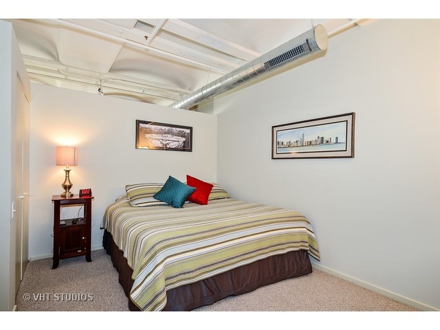 500 South Clinton Street, Unit 603 Chicago, IL 60607 - Photo 7 of 10 a bedroom with a bed and a painting on the wall