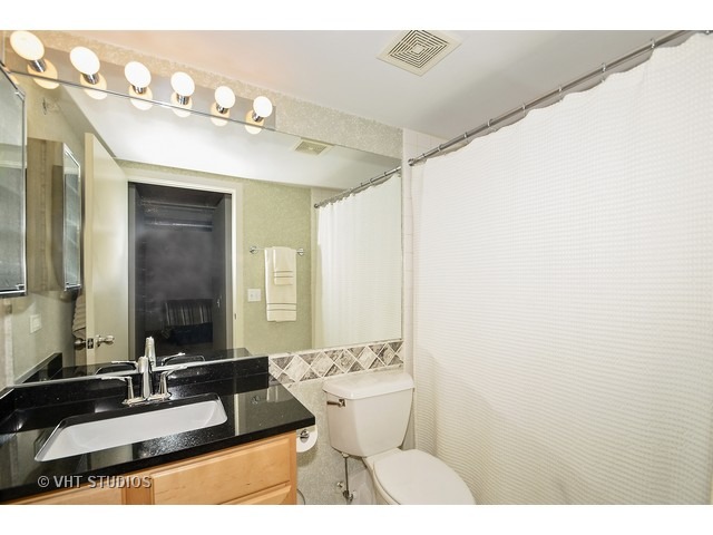 500 South Clinton Street, Unit 603 Chicago, IL 60607 - Photo 8 of 10 a bathroom with a sink and mirror
