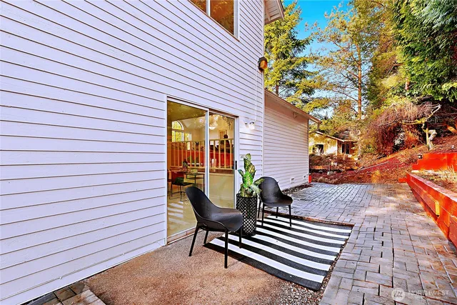 $1,385,000 | 6922 128th Place Southeast, Bellevue, WA 98006