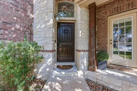 a view of a entrance of the house