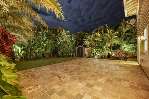 a view of a backyard