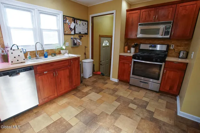 $2,800 | 48 Smith Bridge Road, Saratoga Springs, NY 12866