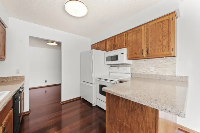 $200,000 | 4322 Evergreen Drive, Unit 708, Vadnais Heights, MN 55127