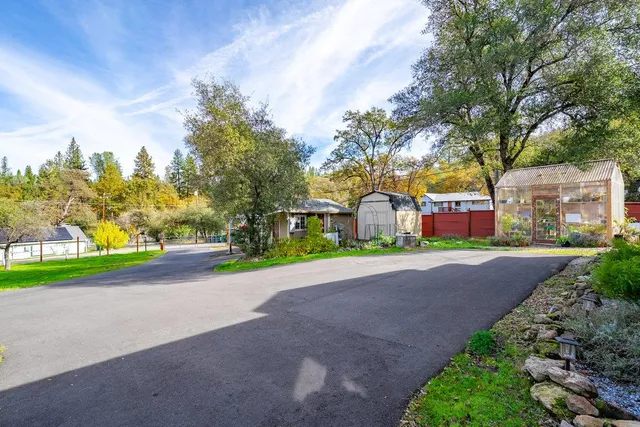 a view of a house with backyard