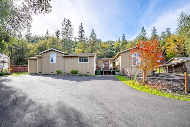 a view of a house with backyard
