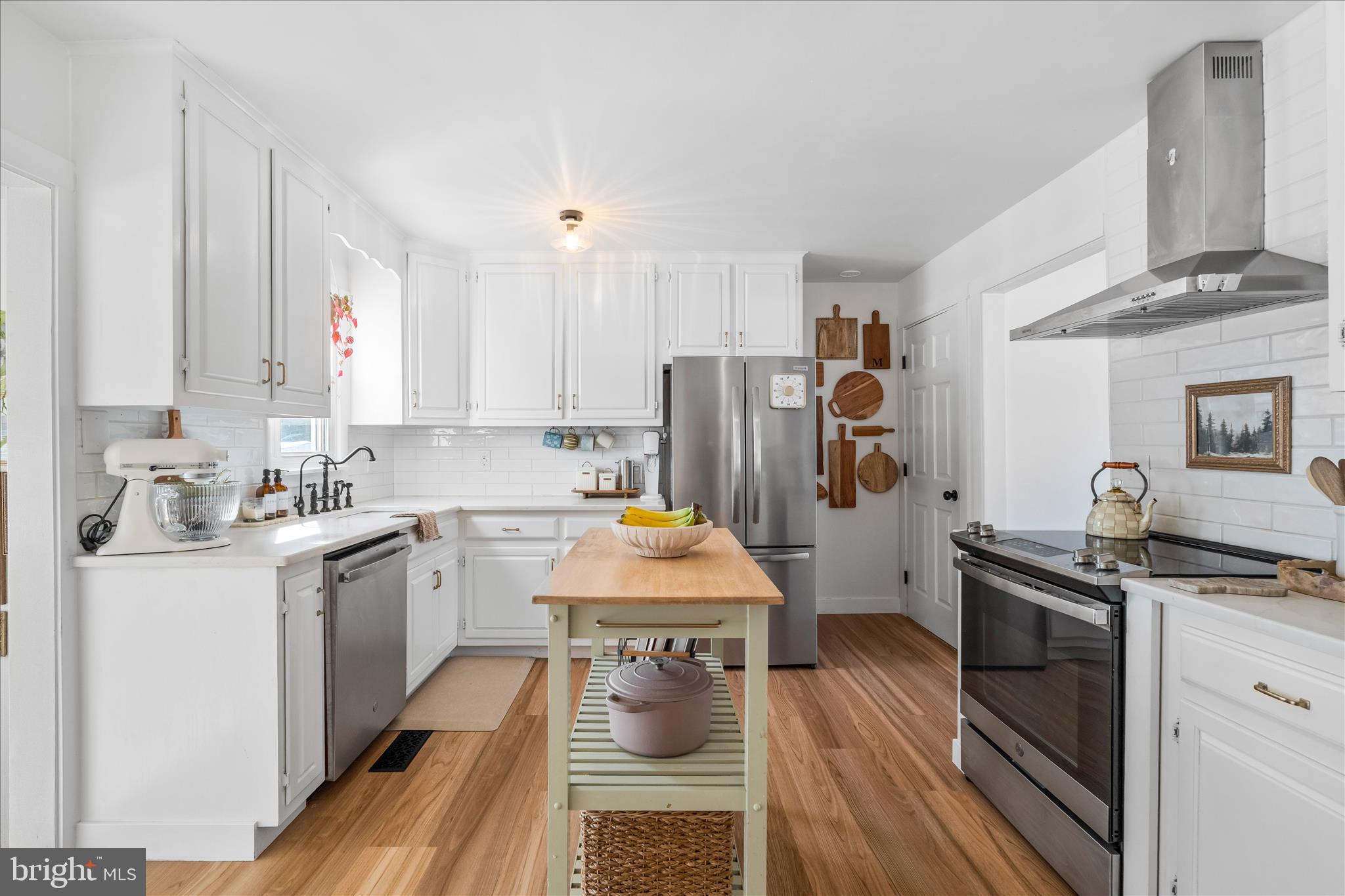 7997 Pleasant Court Frederick, MD 21701 - Photo 16 of 78 a kitchen with a sink stove and refrigerator