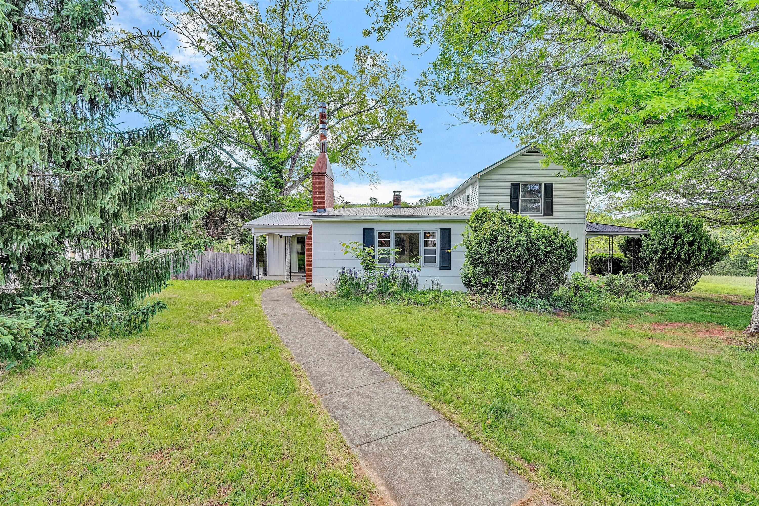 5328 White House Road Moneta, VA 24121 - Photo 1 of 39 a front view of a house with yard and green space