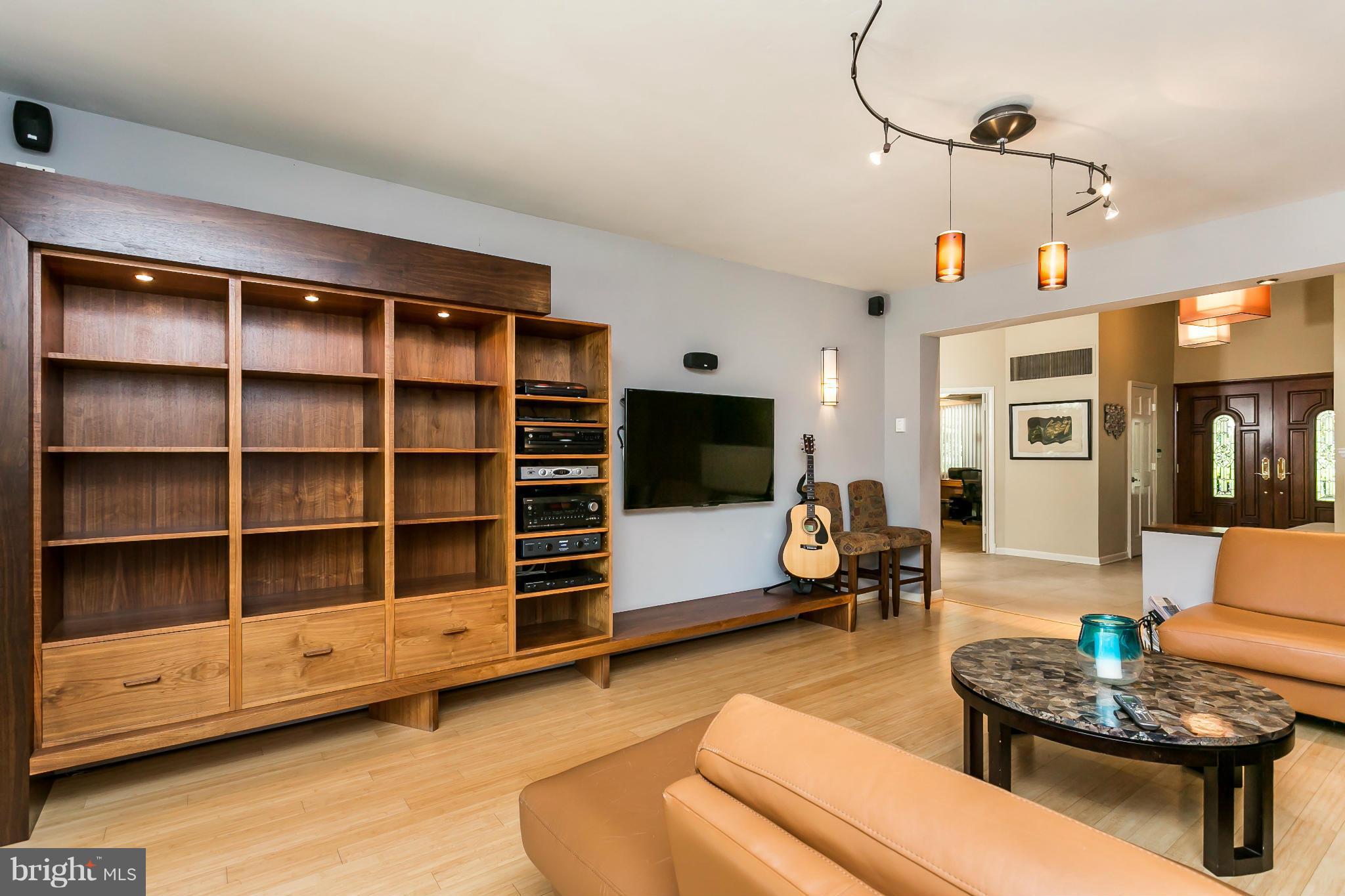 2916 Old Court Road Pikesville, MD 21208 - Photo 7 of 30 Family Room