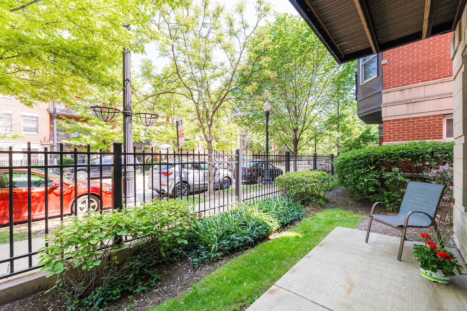 1406 South Halsted Street, Unit 1A Chicago, IL 60607 - Photo 20 of 25 a garden view with a seating space