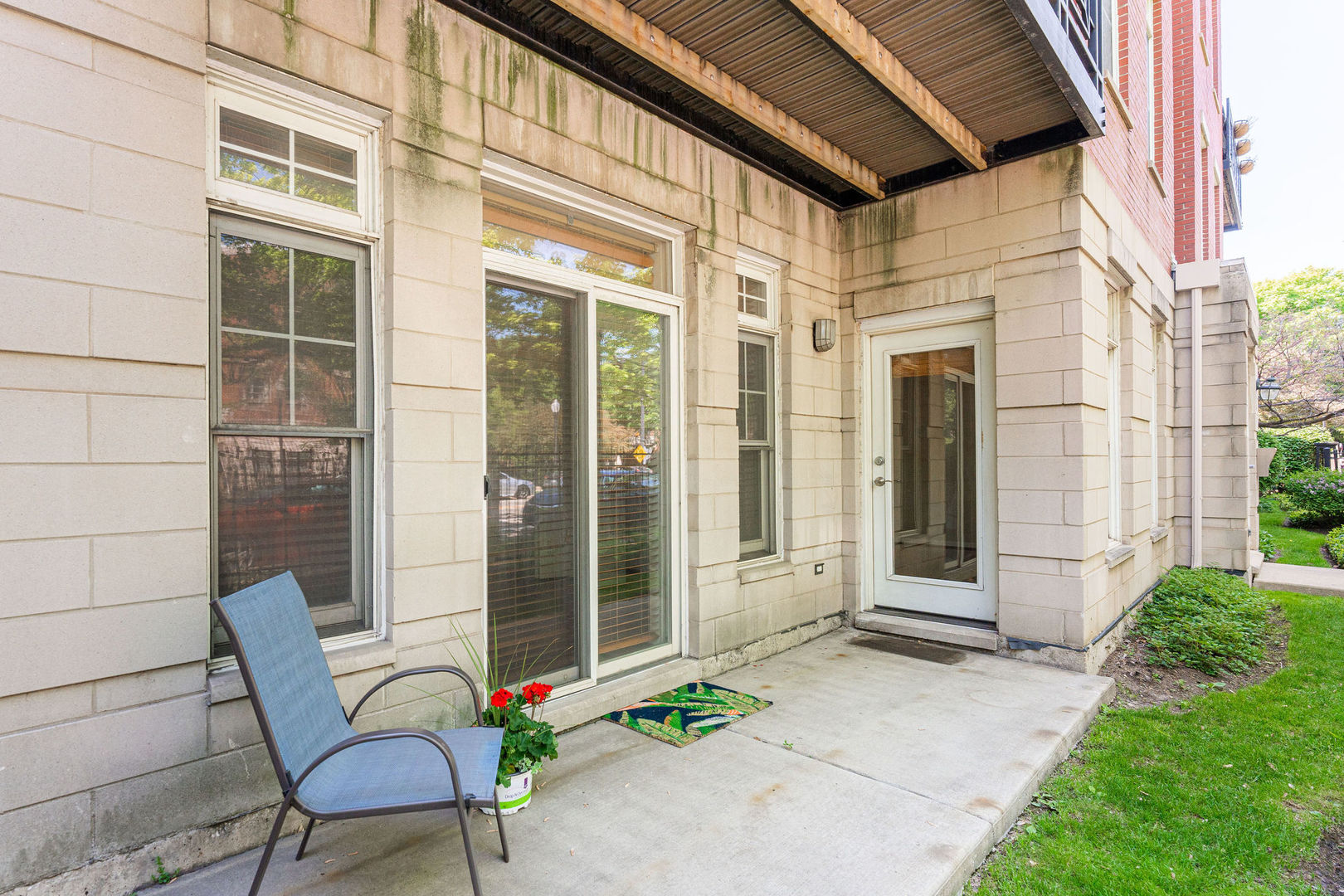 1406 South Halsted Street, Unit 1A Chicago, IL 60607 - Photo 21 of 25 a view of a chair and table in the back yard of the house