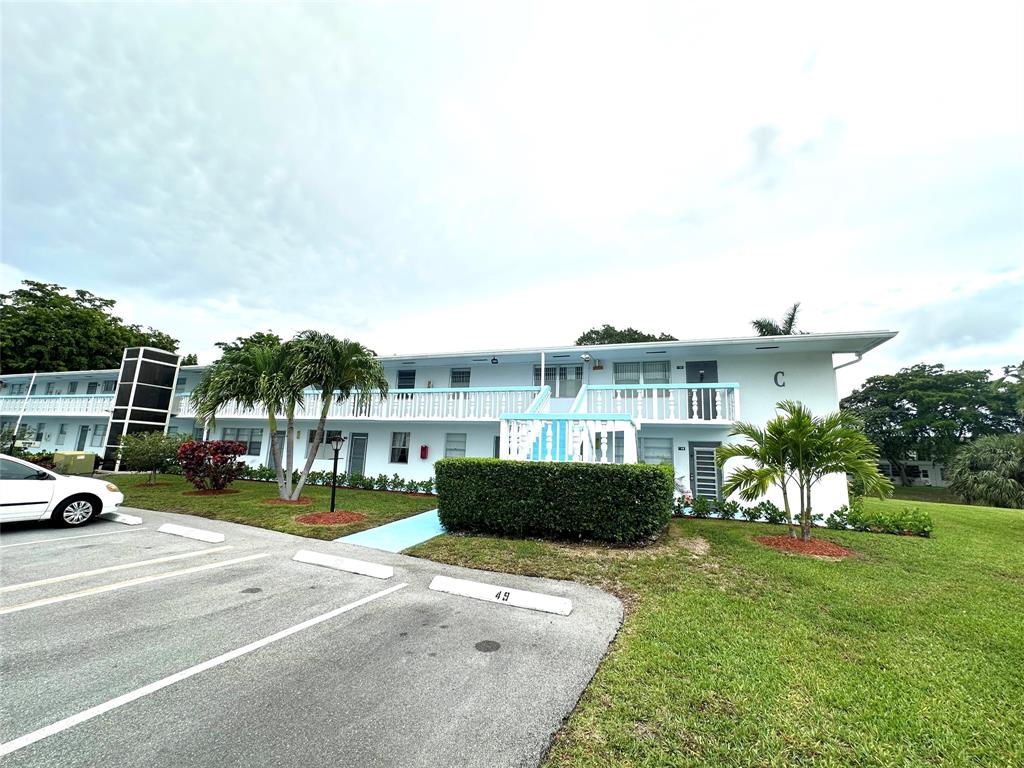 57 Markham C, Unit 57 Deerfield Beach, FL 33442 - Photo 38 of 76 a view of multiple houses with a yard