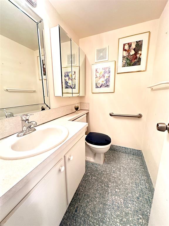 57 Markham C, Unit 57 Deerfield Beach, FL 33442 - Photo 10 of 76 a bathroom with a sink and a large mirror