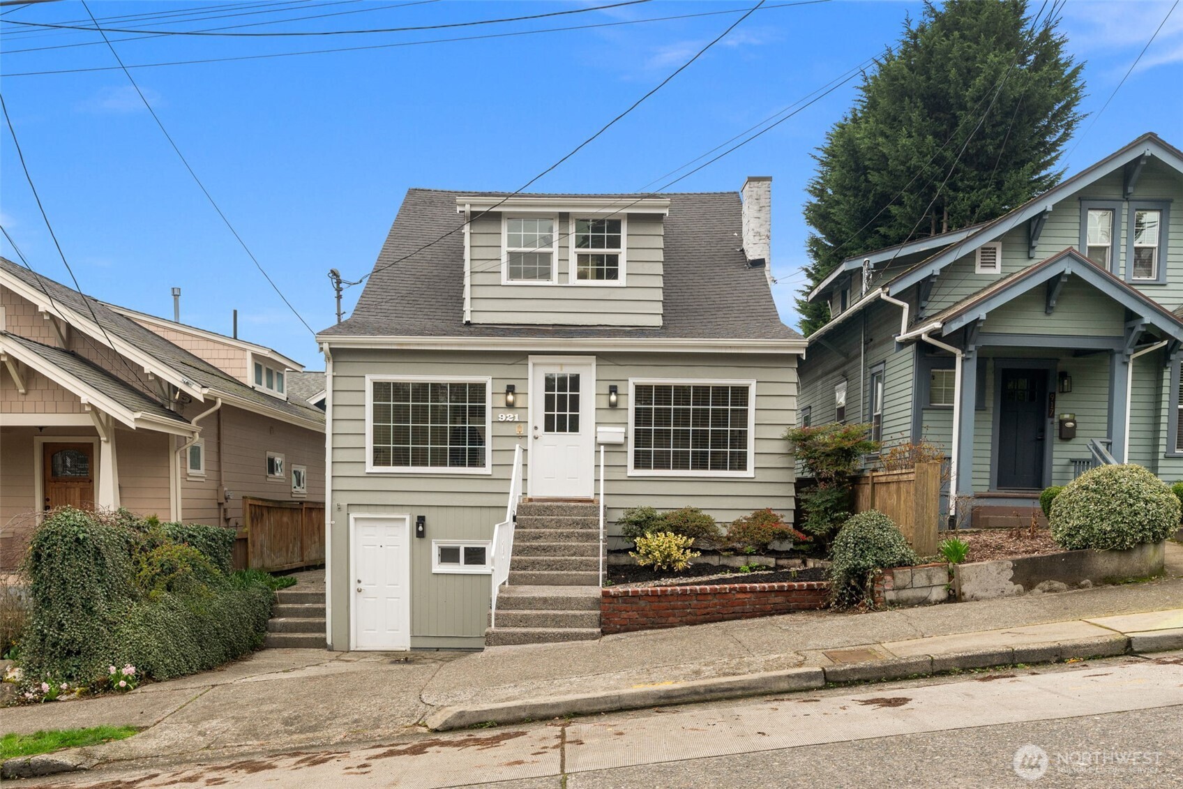 921 North 50th Street Seattle, WA 98103 - Photo 1 of 32 a front view of a house with garden