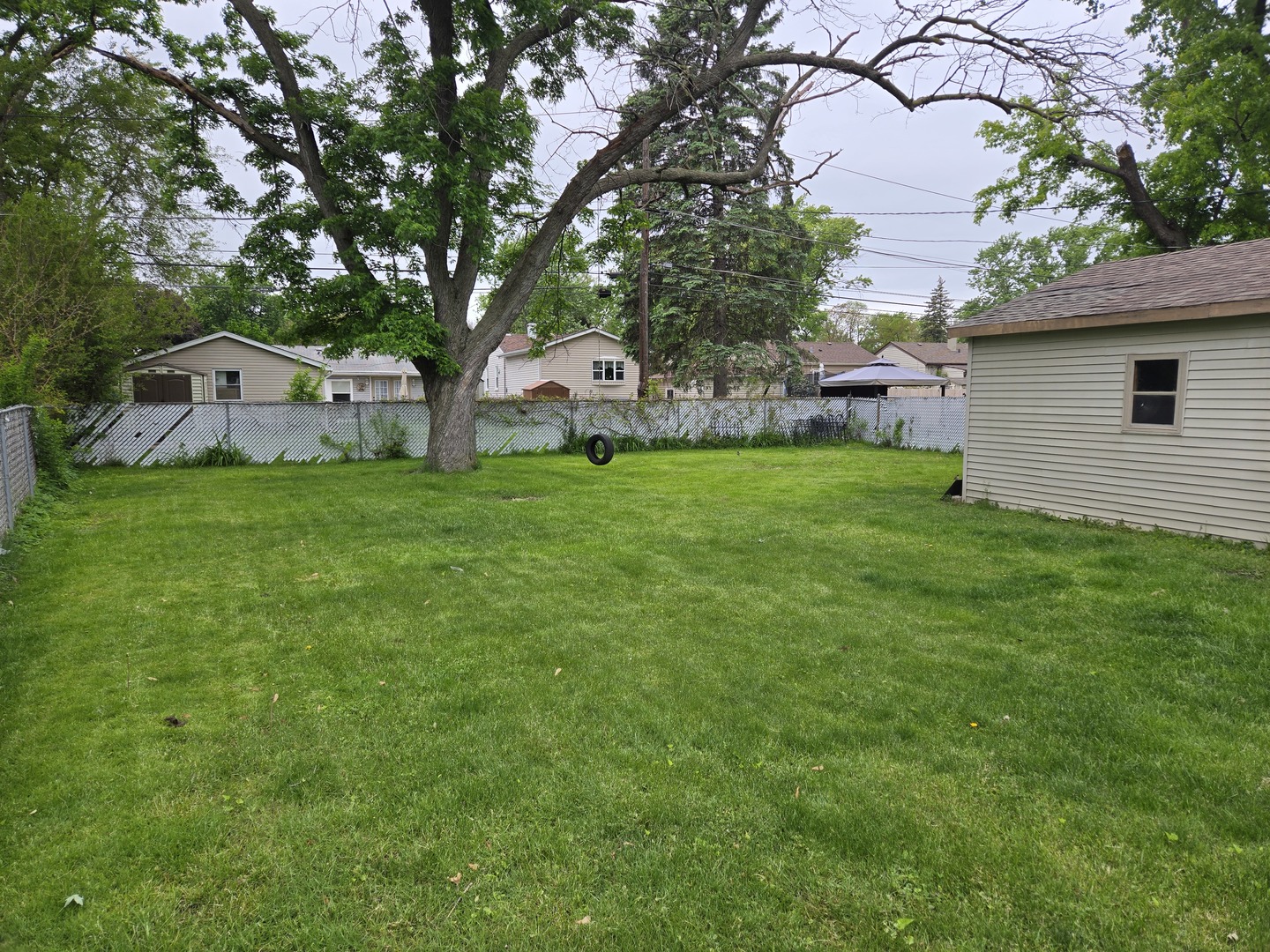 14932 Kedvale Avenue Midlothian, IL 60445 - Photo 15 of 17 a front view of a house with a garden