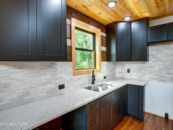 $1,000,000 | 630 Douglas Rdg Drive, Dandridge, TN 37725