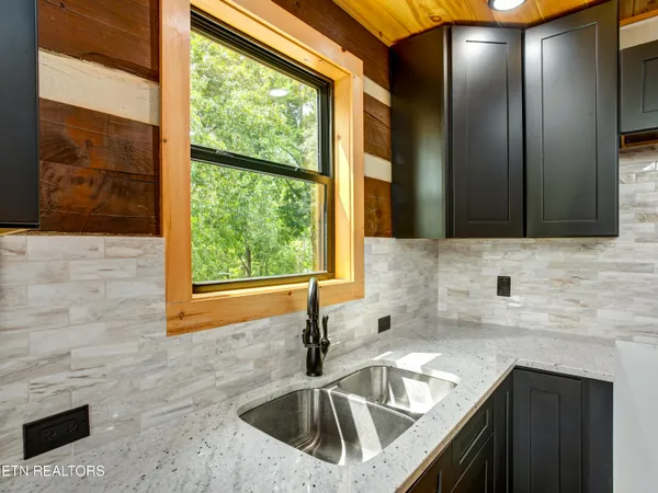 $1,000,000 | 630 Douglas Rdg Drive, Dandridge, TN 37725