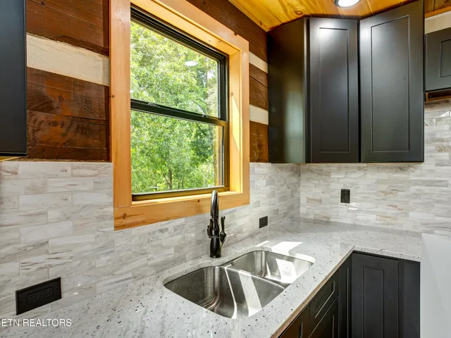 $1,100,000 | 630 Douglas Rdg Drive, Dandridge, TN 37725