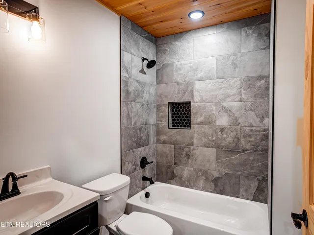 $1,100,000 | 630 Douglas Rdg Drive, Dandridge, TN 37725