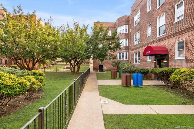 $319,988 | 141-37 Union Turnpike, Unit 2O | Kew Gardens Hills