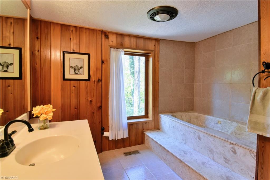 6068 Hedgerow Circle Clemmons, NC 27012 - Photo 15 of 35 Primary bedroom bath suite features jetted tub.