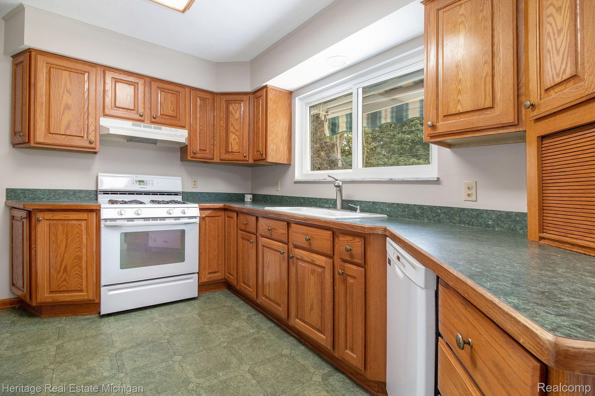 1267 Oakcrest Road Howell, MI 48843 - Photo 7 of 19 Beautiful cabinets with abundant space