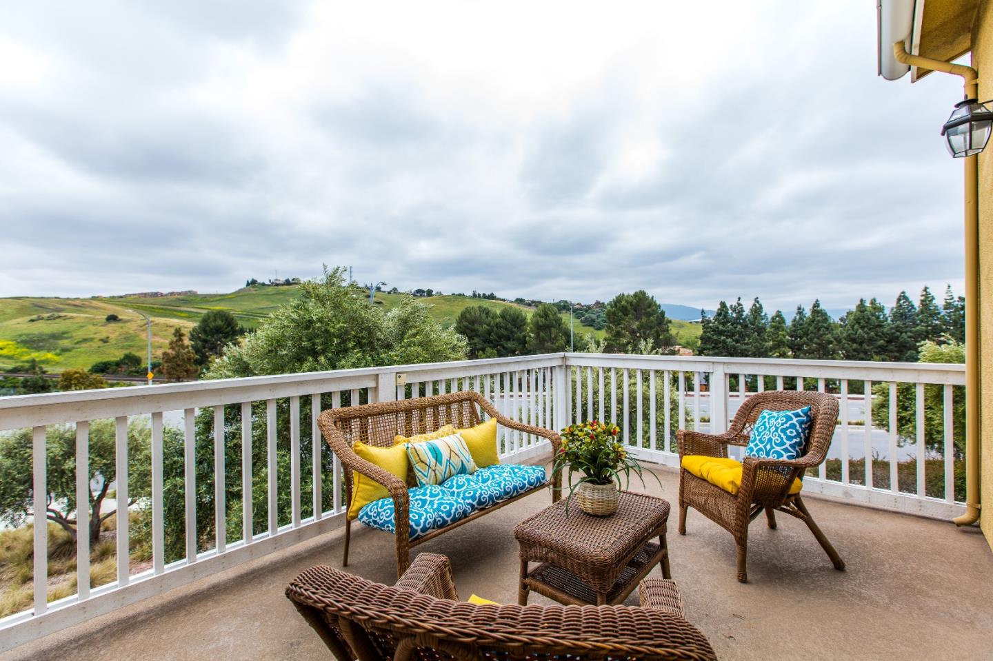 335 Ascente Commons San Jose, CA 95125 - Photo 13 of 38 a balcony with furniture