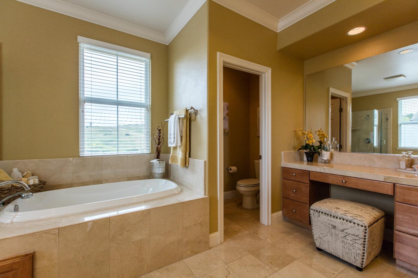 335 Ascente Commons San Jose, CA 95125 - Photo 20 of 38 a spacious bathroom with a tub sink and mirror
