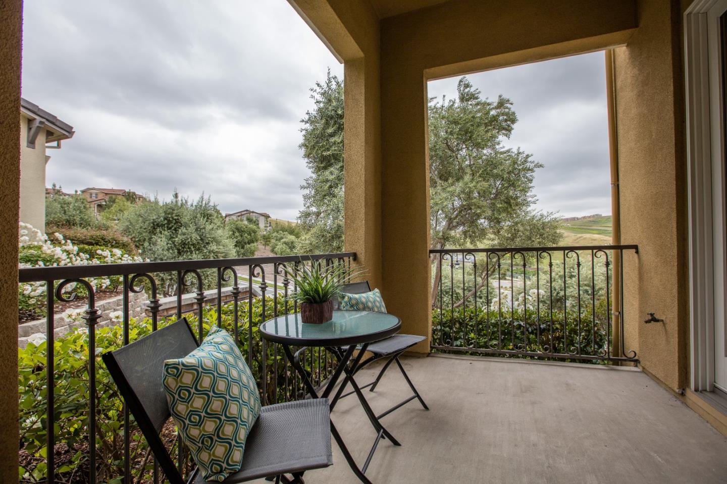 335 Ascente Commons San Jose, CA 95125 - Photo 34 of 38 a view of a chairs and table in patio