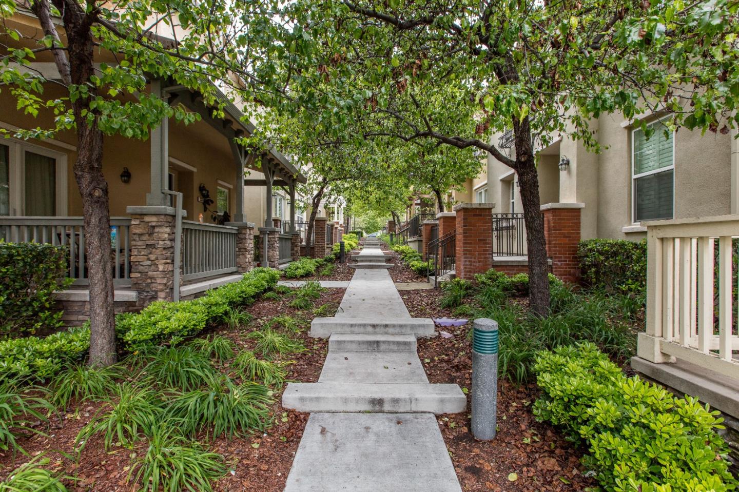 335 Ascente Commons San Jose, CA 95125 - Photo 35 of 38 a front view of a house with a garden