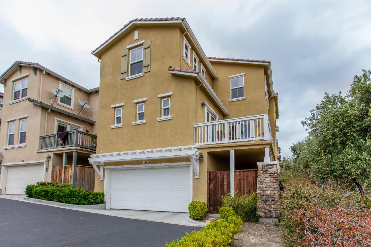 335 Ascente Commons San Jose, CA 95125 - Photo 37 of 38 a front view of a house with a yard