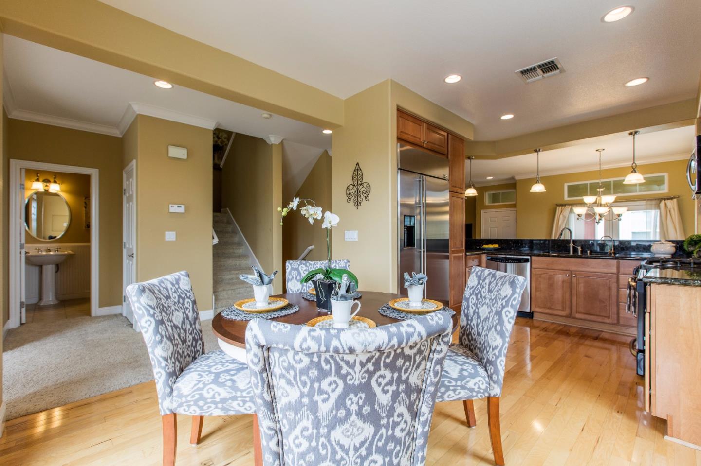 335 Ascente Commons San Jose, CA 95125 - Photo 9 of 38 a living room with furniture and a dining table