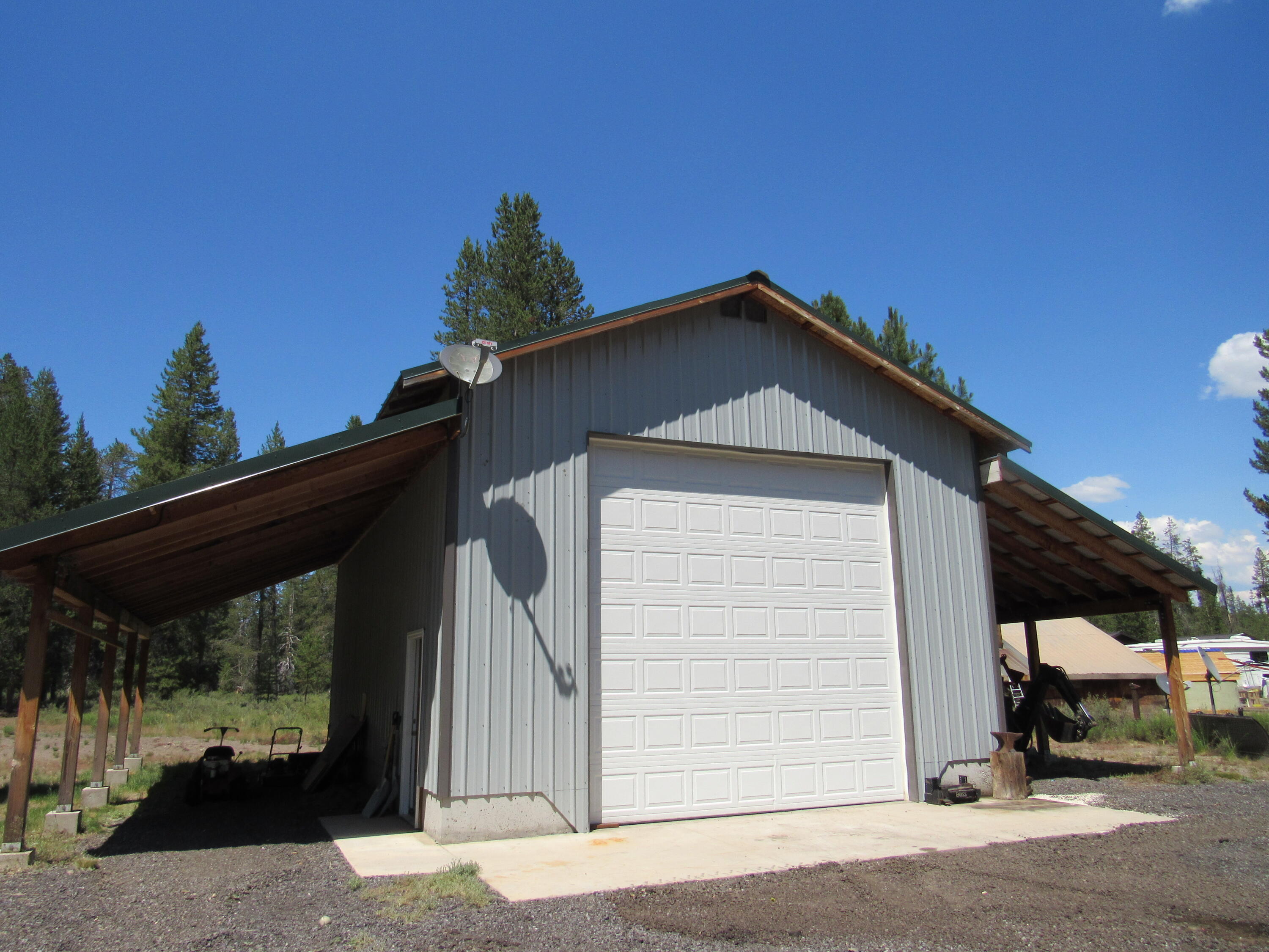 72915 Sun Mountain Road Chiloquin, OR 97624 - Photo 7 of 19 Shop with car lift