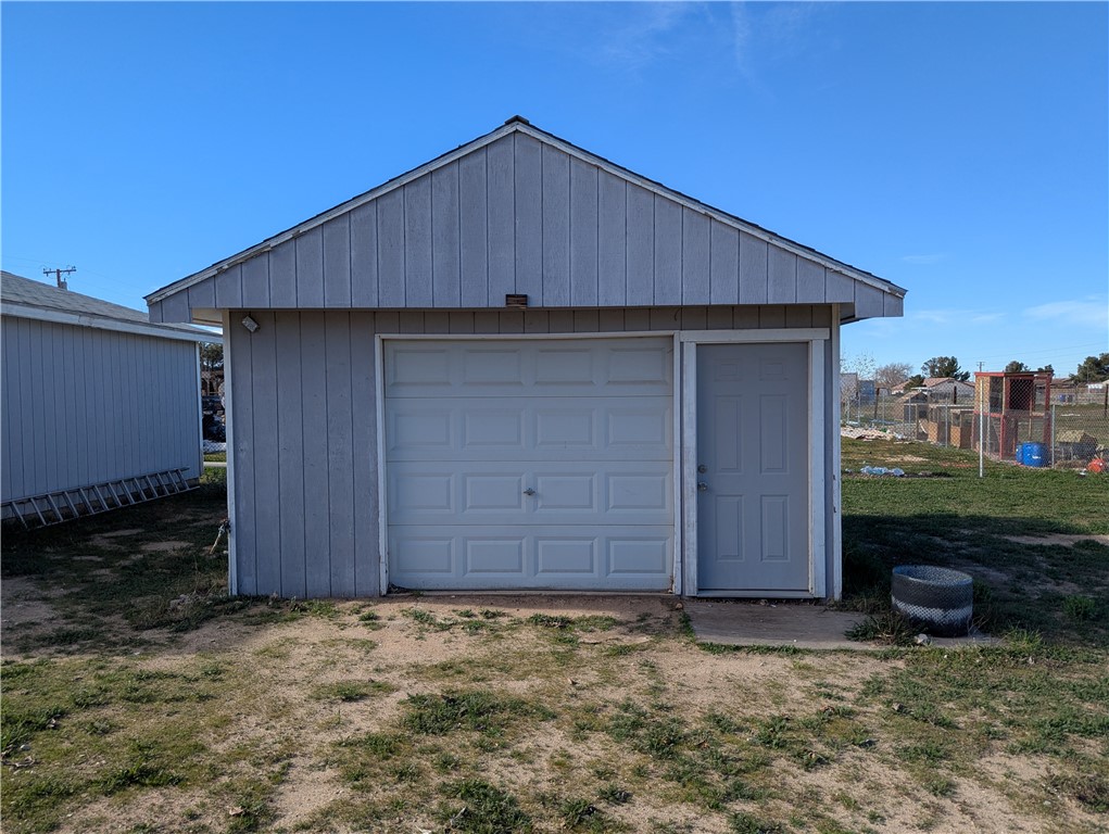 13182 Begonia Road Victorville, CA 92392 - Photo 17 of 17 a backyard of a house