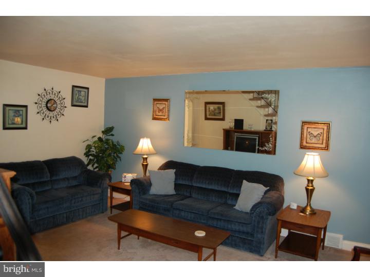 1002 Windsor Road Collingdale, PA 19023 - Photo 4 of 23 Living Room
