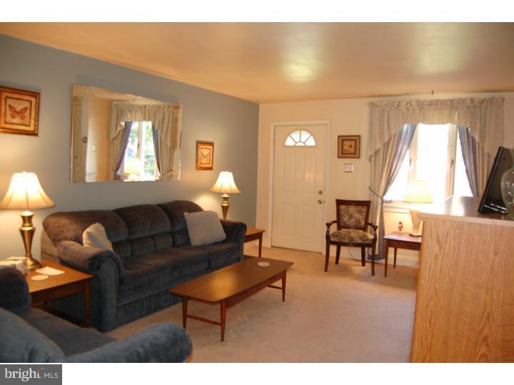 1002 Windsor Road Collingdale, PA 19023 - Photo 5 of 23 Living Room