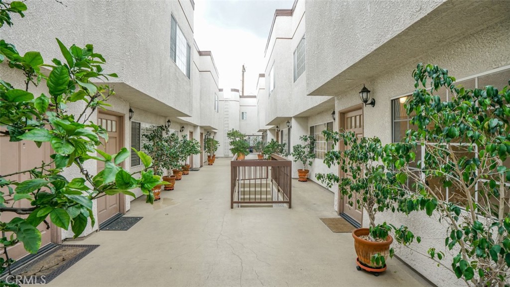 305 East Valencia Avenue, Unit R Burbank, CA 91502 - Photo 19 of 21