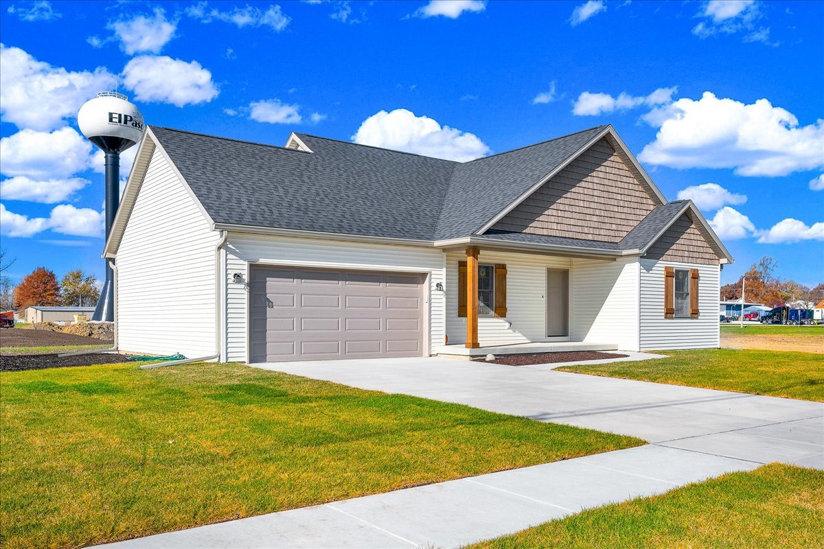 180 South Oak Street El Paso, IL 61738 - Photo 2 of 32 a view of a house with a yard and garage