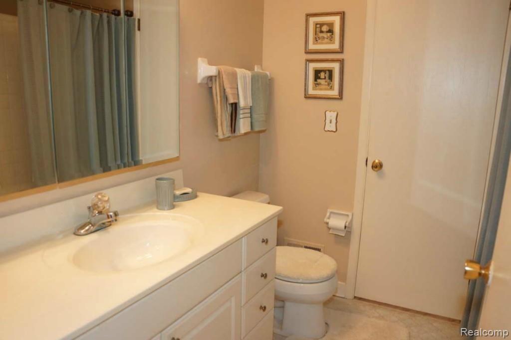 13620 Lenmoore Road Belleville, MI 48111 - Photo 27 of 38 Bathroom